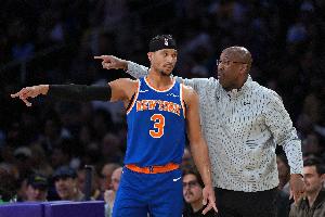 魔术师：面包末节换上沙梅特堪称妙笔 马刺第四节陷入过多的单打