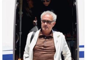 记者晒照称穆帅已抵达马德里，但配图是穆帅2年前落地土耳其照片