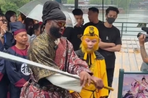 耍得不错！王鹤棣亲自教杰伦·布朗耍金箍棒 后者学得有模有样