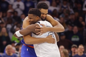 旧将夺冠！森林狼晒唐斯和华子拥抱照片：祝贺你们 尼克斯