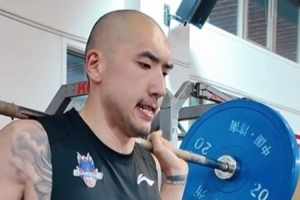 陶汉林光头抢镜！山东男篮晒训练视频：汗水哗哗流 对抗不用愁