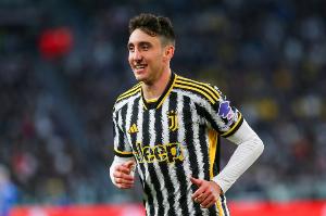 记者：切尔西想签坎比亚索替代库库雷利亚，尤文要价4000万欧元