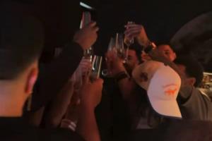 说到大家心坎里了！布伦森举杯敬酒高呼：法克文班！众人齐声附和