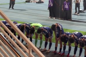 日本U17球员赛后向中国球迷鞠躬，同时也和国少球员相互谢场视频封面